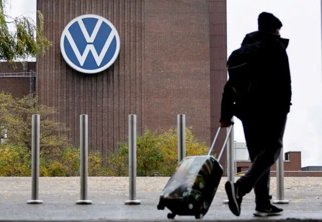 Volkswagen: Πόσους μισθούς θυσιάζουν οι εργαζόμενοι για να γλιτώσουν απολύσεις