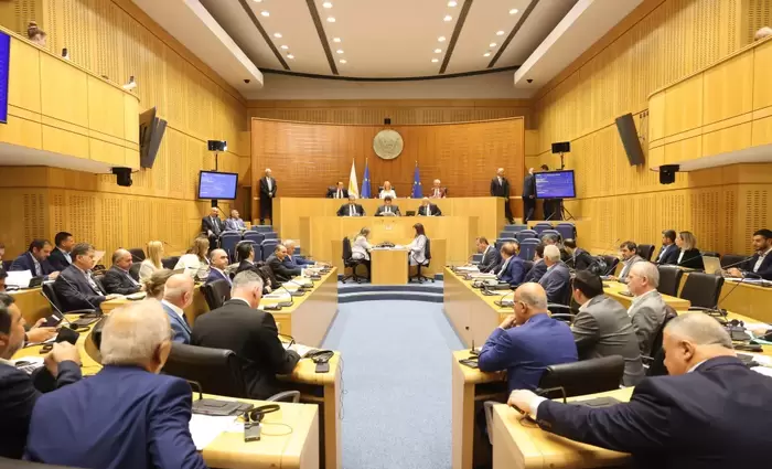 Πολλαπλές συντάξεις, ξενόγλωσσα και πολλά άλλα στη σημερινή Ολομέλεια