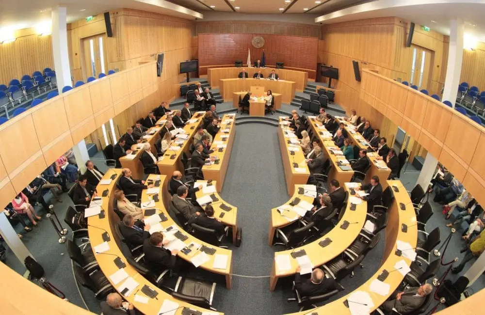 Σε εξέλιξη η συνεδρία της Βουλής για ψήφιση του Προϋπολογισμού (LIVE)