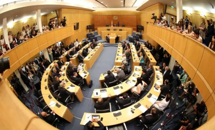 Τελικές πινελιές στις προτάσεις των κομμάτων για τις κρατικές εγγυήσεις