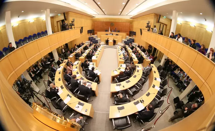 Ένταση στη Βουλή για τον Συνεργατισμό 