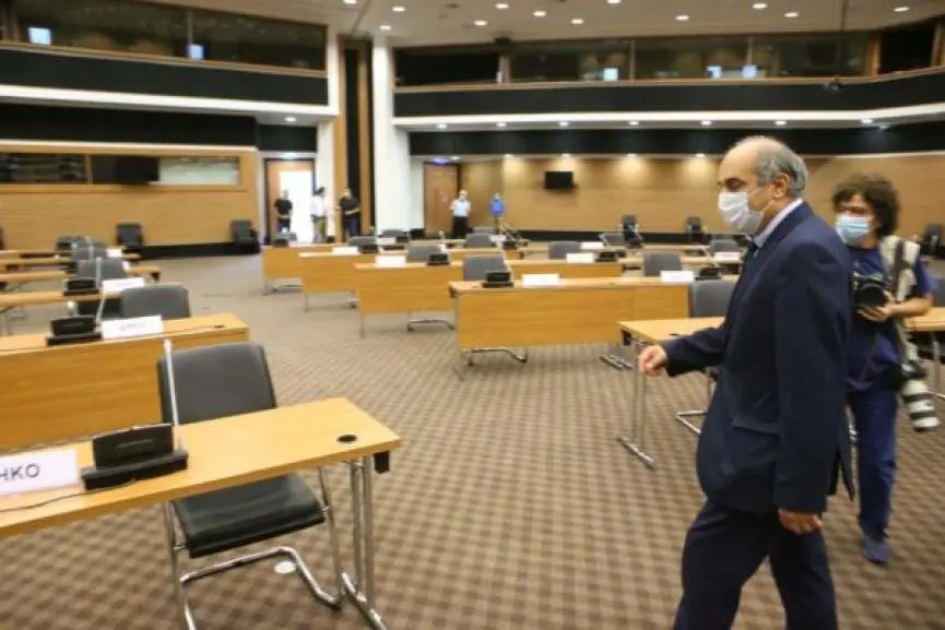 Σκοντάφτει και πάλι η Ad Hoc για τα δάνεια πολιτικών