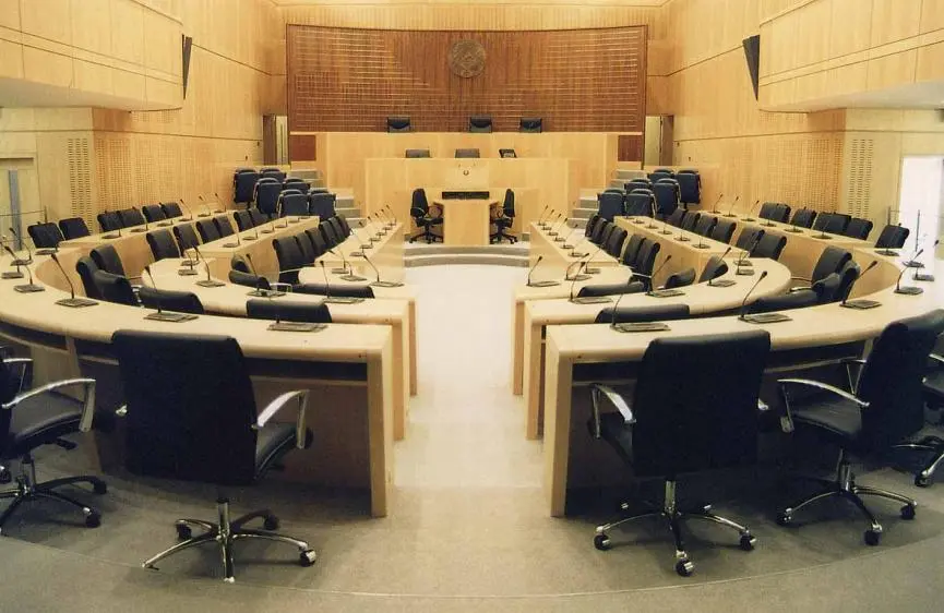 Απορρίφθηκε η πρόταση για έκτακτο φόρο στις τράπεζες λόγω ισοψηφίας