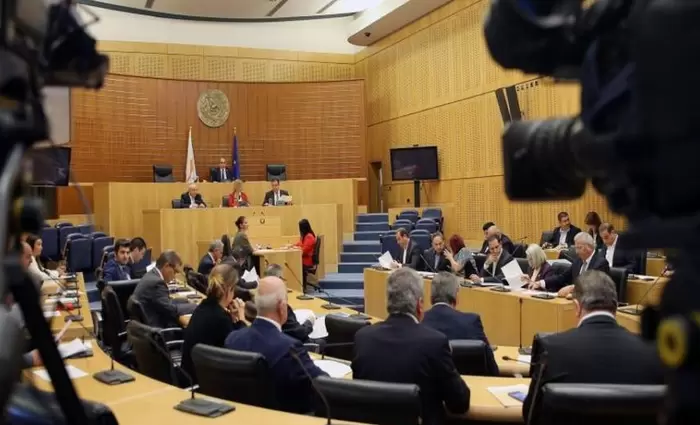 Ενώπιον της βουλής «κατεπείγοντα» νομοσχέδια