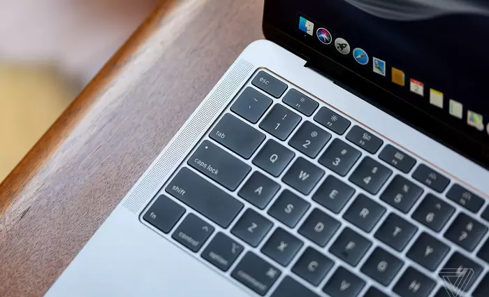 Apple: Σοβαρό πρόβλημα οι δασμοί για MacBook iPhone