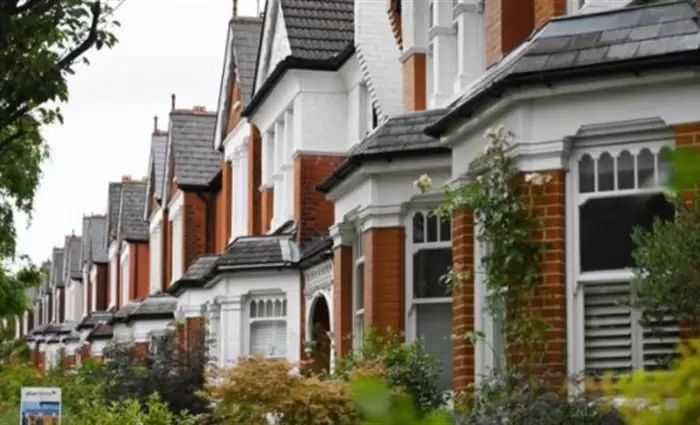 Βρετανία: Η μεγαλύτερη πτώση από το 2008 για τις τιμές κατοικιών