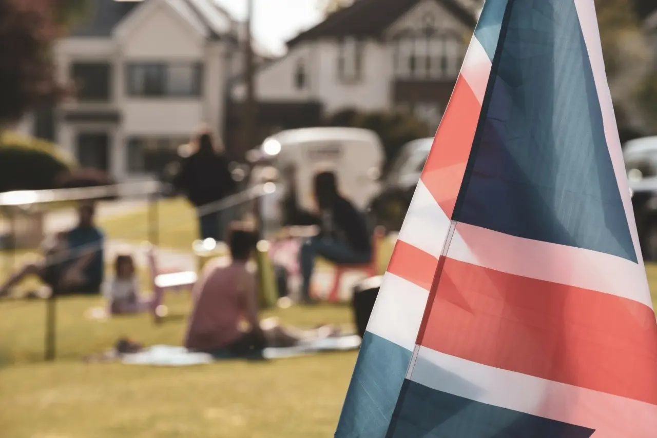 Βρετανία: Η κυβέρνηση Στάρμερ εξετάζει την άμεση απαγόρευση της χρήσης social media σε παιδιά κάτω των 16 ετών