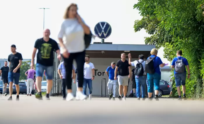Volkswagen: Σε «μετωπική» σύγκρουση με τους εργαζόμενους για τις προτεινόμενες περικοπές