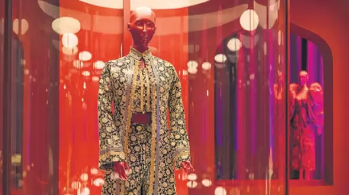 «India in Fashion»: Έκθεση παρουσιάζει την επιρροή της Ινδίας στην παγκόσμια μόδα