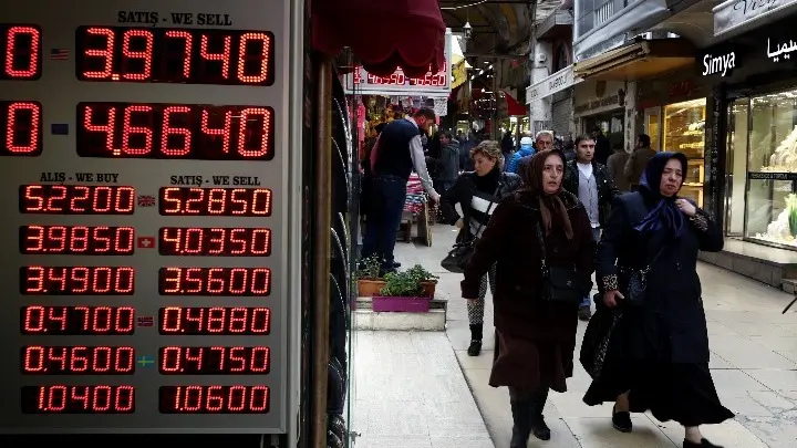 Τουρκία: Η λίρα κατρακυλάει