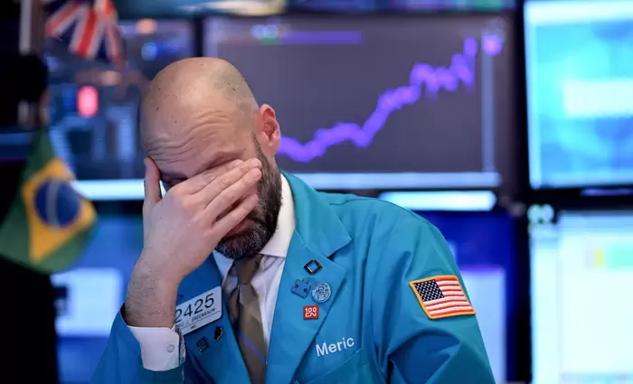 Απότομη βουτιά πάνω από 7% στην Wall Street έριξε τους διακόπτες