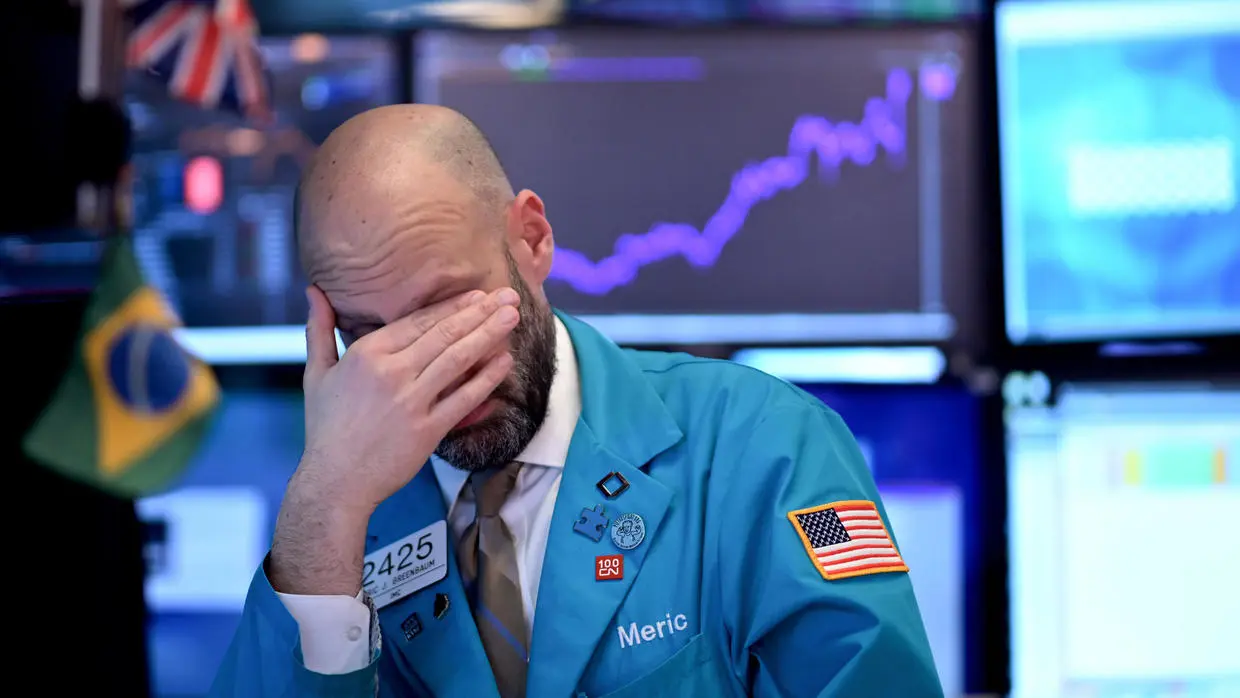 Απότομη βουτιά πάνω από 7% στην Wall Street έριξε τους διακόπτες