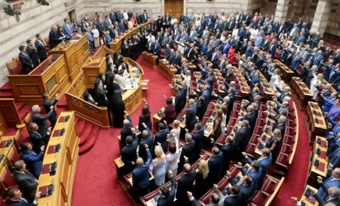 Ορκίστηκε η νέα Βουλή στην Ελλάδα (vid)