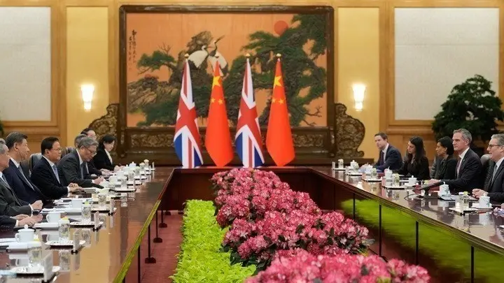 O Στάρμερ θα προσπαθήσει να επιτύχει συμφωνίες με τον Σι χωρίς να εκνευρίσει τον Τραμπ