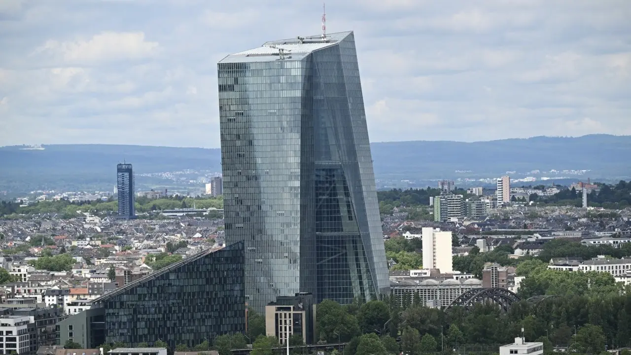 Αναλυτές: Η ΕΚΤ θα προχωρήσει σε έξι μειώσεις των επιτοκίων της μέχρι το τέλος του 2025 (γράφημα)