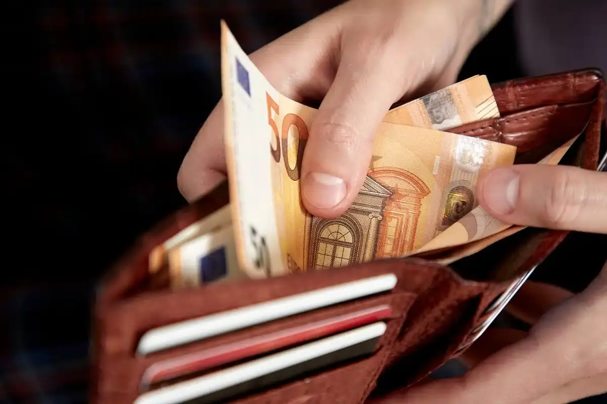 Γιατί οι εργαζόμενοι στις πλούσιες ευρωπαϊκές χώρες δουλεύουν λιγότερο και βγάζουν περισσότερα