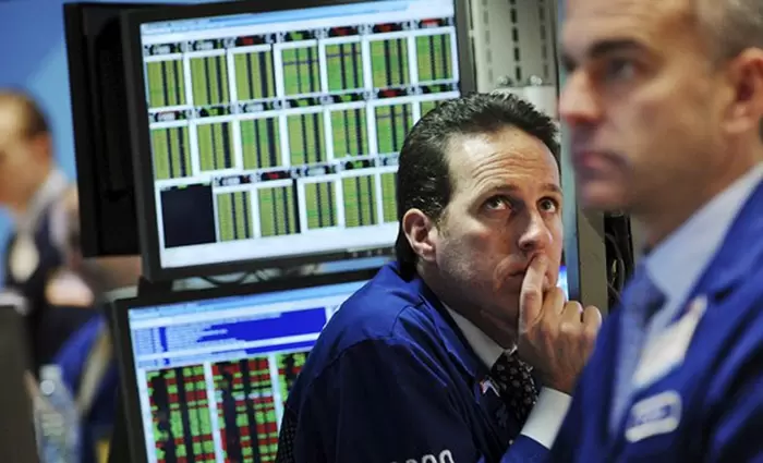 Επανήλθε η επιφυλακτικότητα στη Wall Street με το βλέμμα στα νέα μάκρο