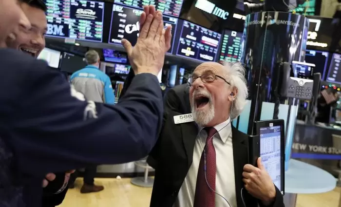Wall Street: Tι οδήγησε τον Dow σε ιστορικό υψηλό