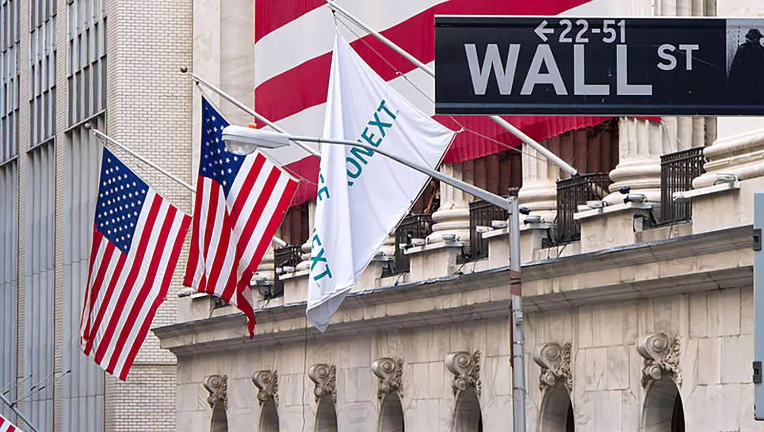 Θετικά έκλεισε η Wall Street παρά την αναταραχή