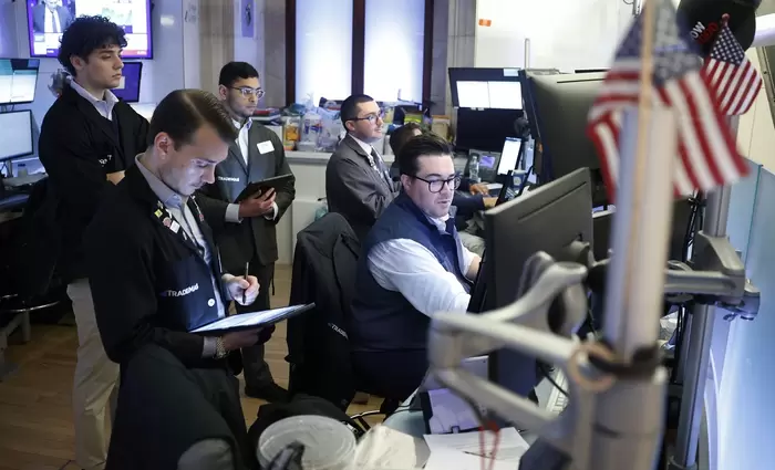 Wall Street: Ανοδικό ξέσπασμα με τριπλό ρεκόρ στους δείκτες – Πάνω από τις 46.000 ο Dow