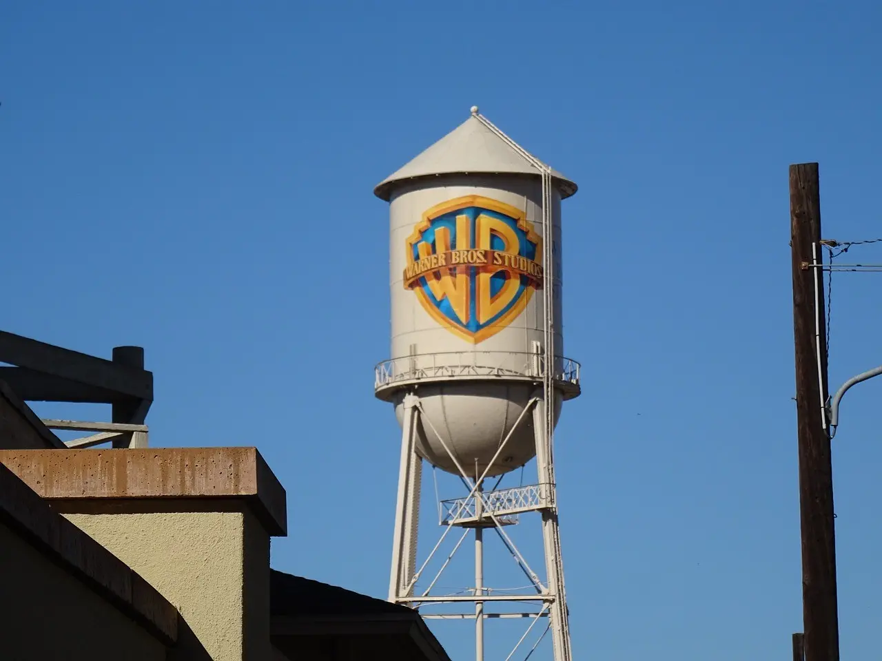 Warner Bros: Νέος γύρος προσφορών από Paramount και Netflix για το HBO Max