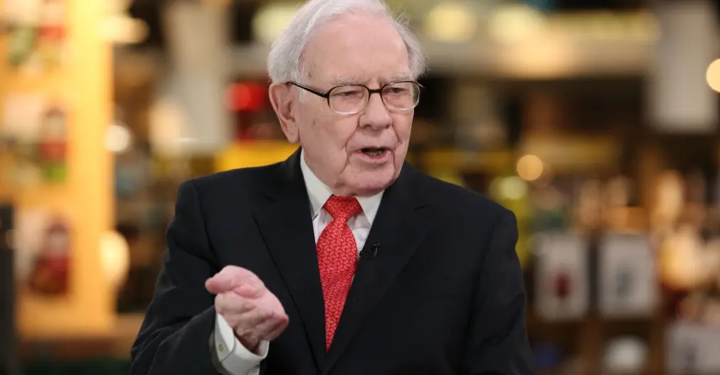 Γουόρεν Μπάφετ: Γιατί μοίραζε επί χρόνια $10.000 στα μέλη της οικογένειάς του