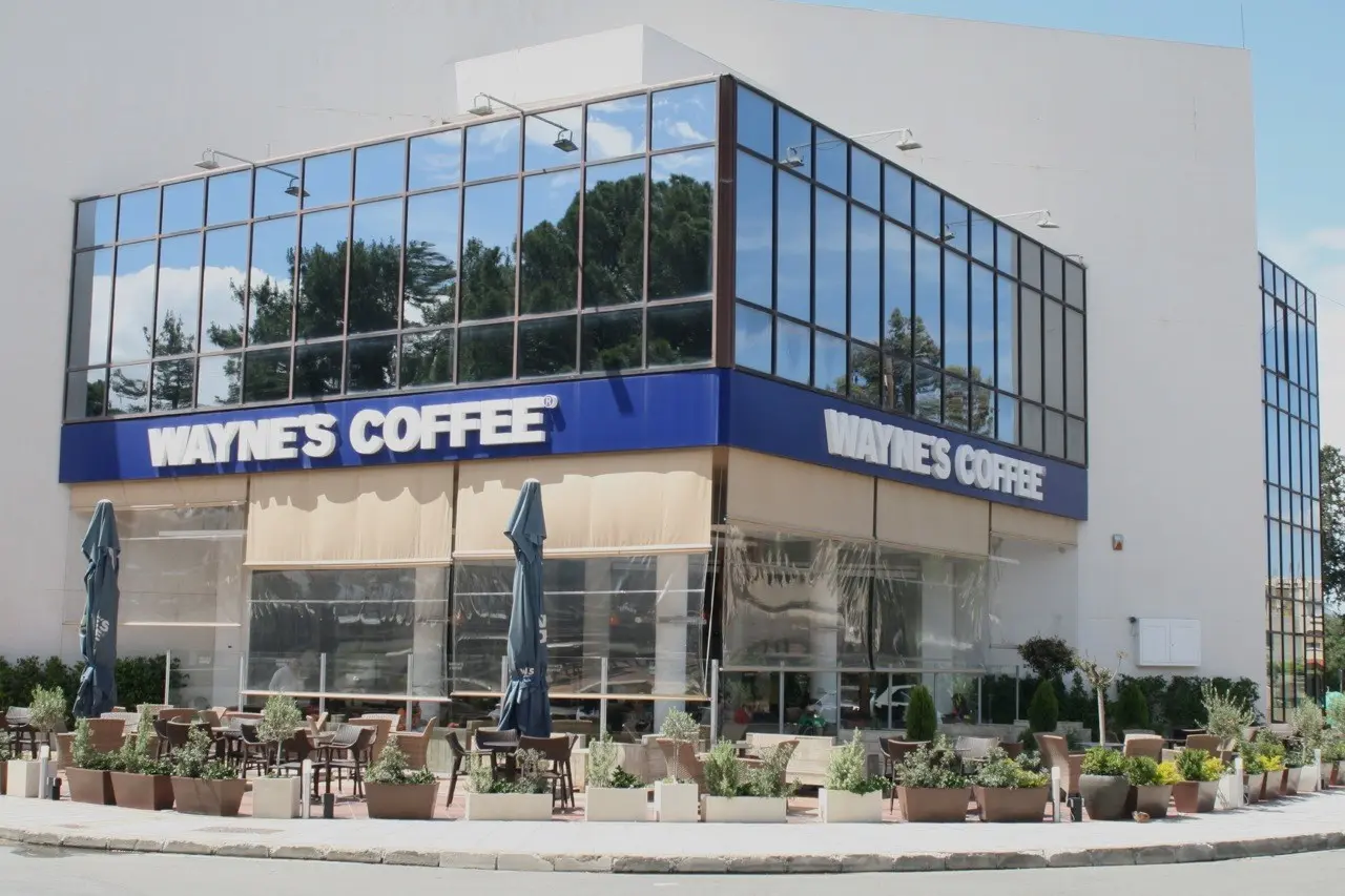 Στο σφυρί το κτήριο που στεγάζεται το Wayne's Coffee