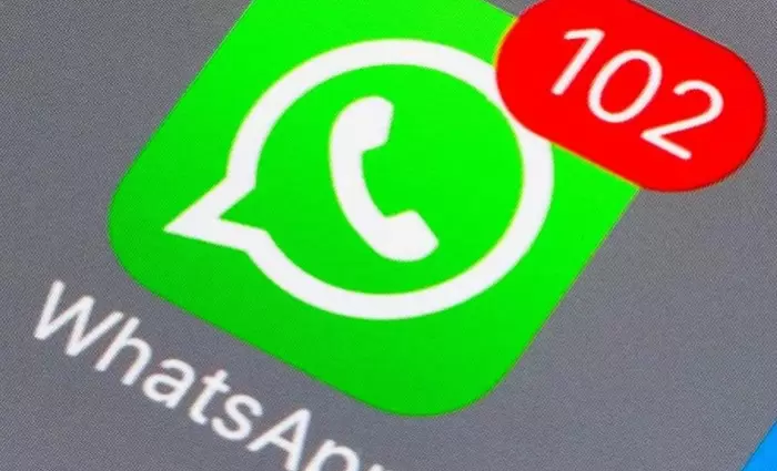 Μεγαλοτραπεζίτης συζητούσε μέσω WhatsApp για την δουλειά και απολύθηκε
