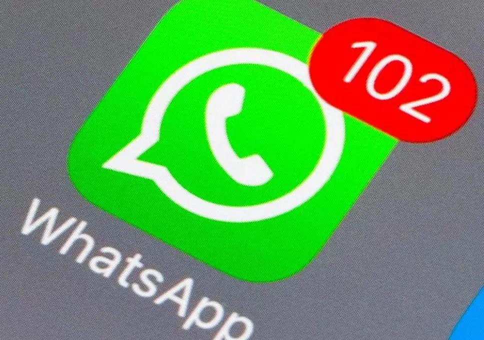 Μεγαλοτραπεζίτης συζητούσε μέσω WhatsApp για την δουλειά και απολύθηκε