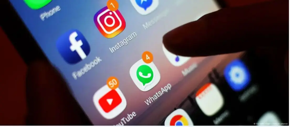 Στα σκαριά οδηγία για την προστασία παιδιών σε WhatsApp και Messenger