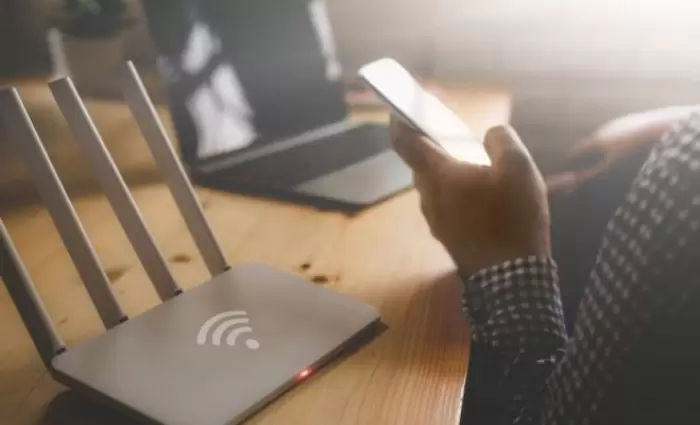 Δημόσια Wi-Fi: Οι κίνδυνοι και πώς να παραμένετε ασφαλείς εν κινήσει