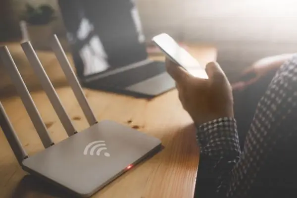 Δημόσια Wi-Fi: Οι κίνδυνοι και πώς να παραμένετε ασφαλείς εν κινήσει