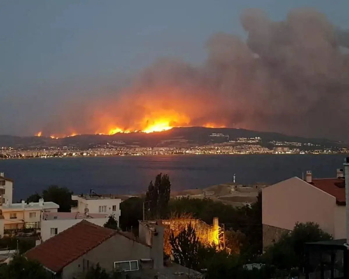 Τουρκία: Έκλεισαν και πάλι τα Δαρδανέλια λόγω συνεχιζόμενης πυρκαγιάς