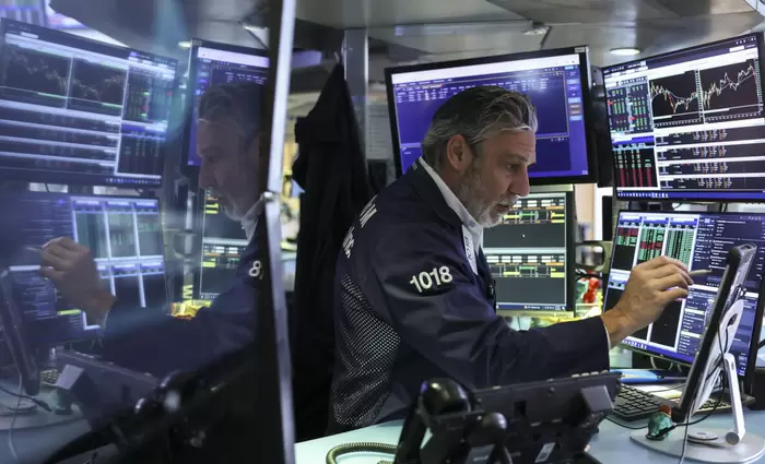 Wall Street: Παίρνει «ανάσες» πριν τη νέα μείωση επιτοκίων από τη Fed