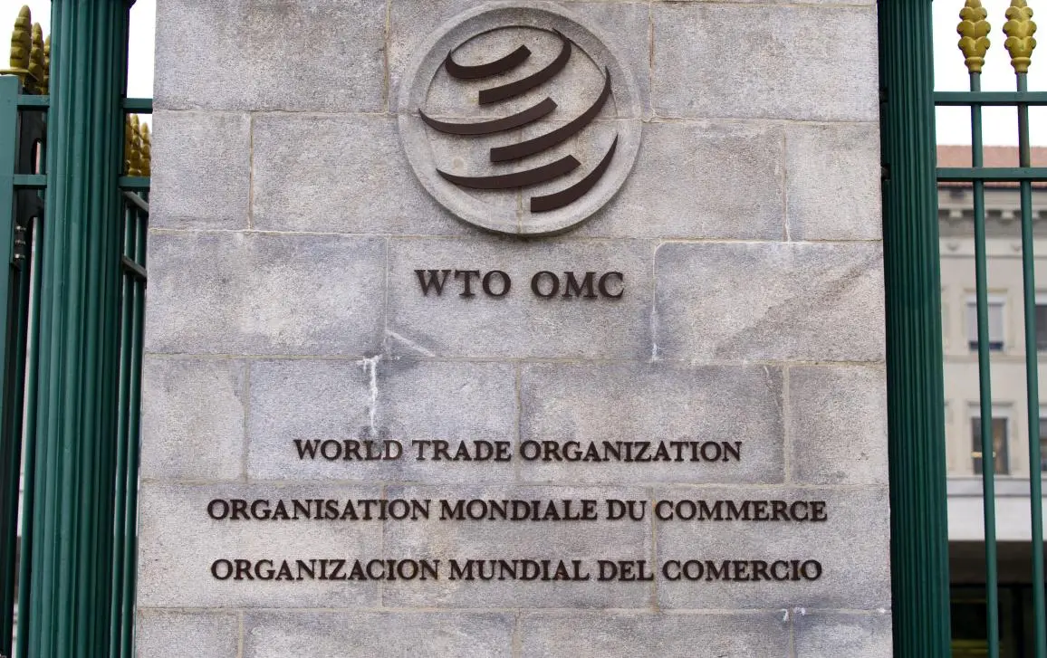 Σημαντική αναστάτωση του παγκόσμιου εμπορίου από τους δασμούς βλέπει ο ΠΟΕ