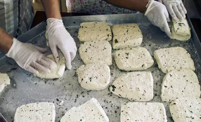 Πυρά αιγοπροβατοτρόφων κατά τυροκόμων: «Προσπαθούν να εκβιάσουν το κράτος»