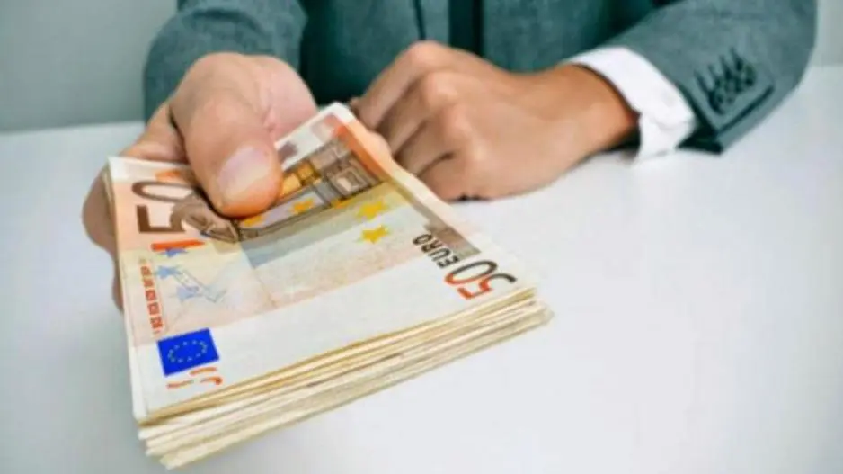 Καθαρή μηνιαία αύξηση σε καταθέσεις και δάνεια