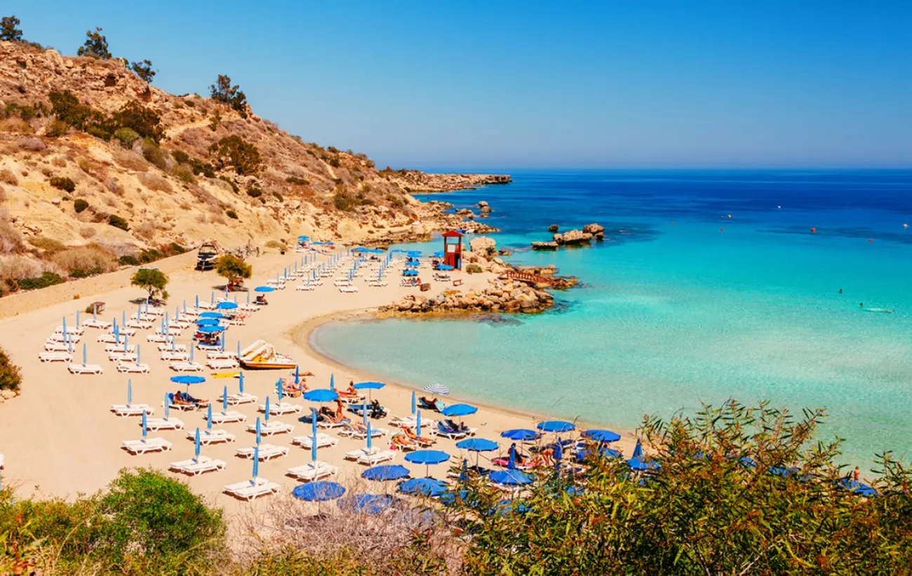 Δωρεάν ομπρέλες και ξαπλώστρες σε παραλίες της Κύπρου