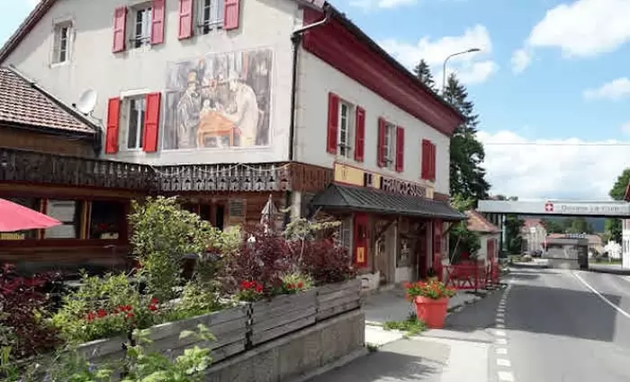 Πώς μπορείς να κοιμάσαι ταυτόχρονα σε δύο χώρες;