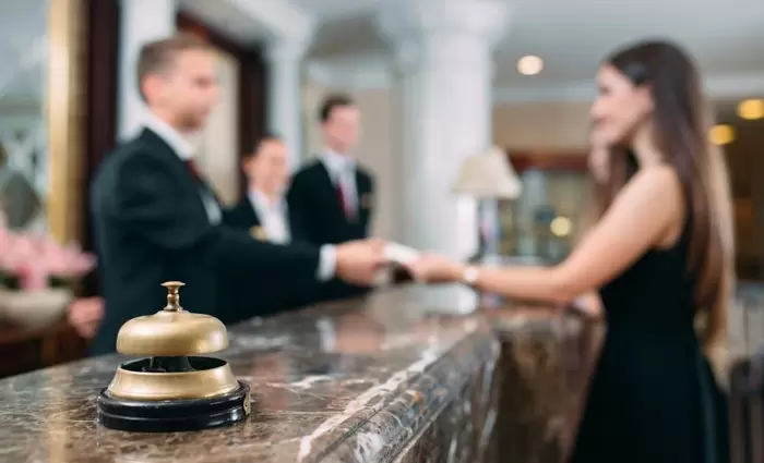 Νόμος ο 13ος μισθός στη ξενοδοχειακή βιομηχανία – Σε ισχύ από 1η Αυγούστου