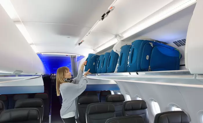 Η easyJet θα χρεώνει ακόμα και το ντουλάπι των αποσκευών πάνω από τα καθίσματα