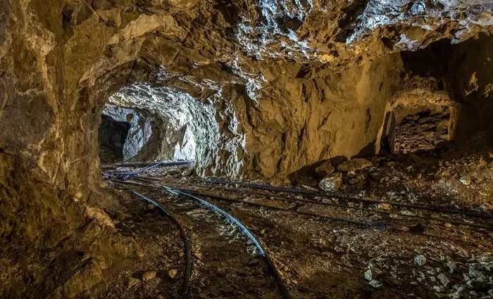 Η τρύπα στο χώμα και ο ψεύτης δίπλα της: Πώς στήθηκε η φούσκα του χρυσού