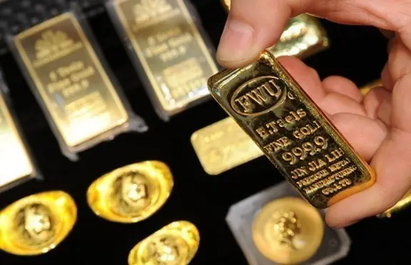 Απώλειες για τον χρυσό με τους traders να σταθμίζουν επιτόκια και σχέδια Τραμπ