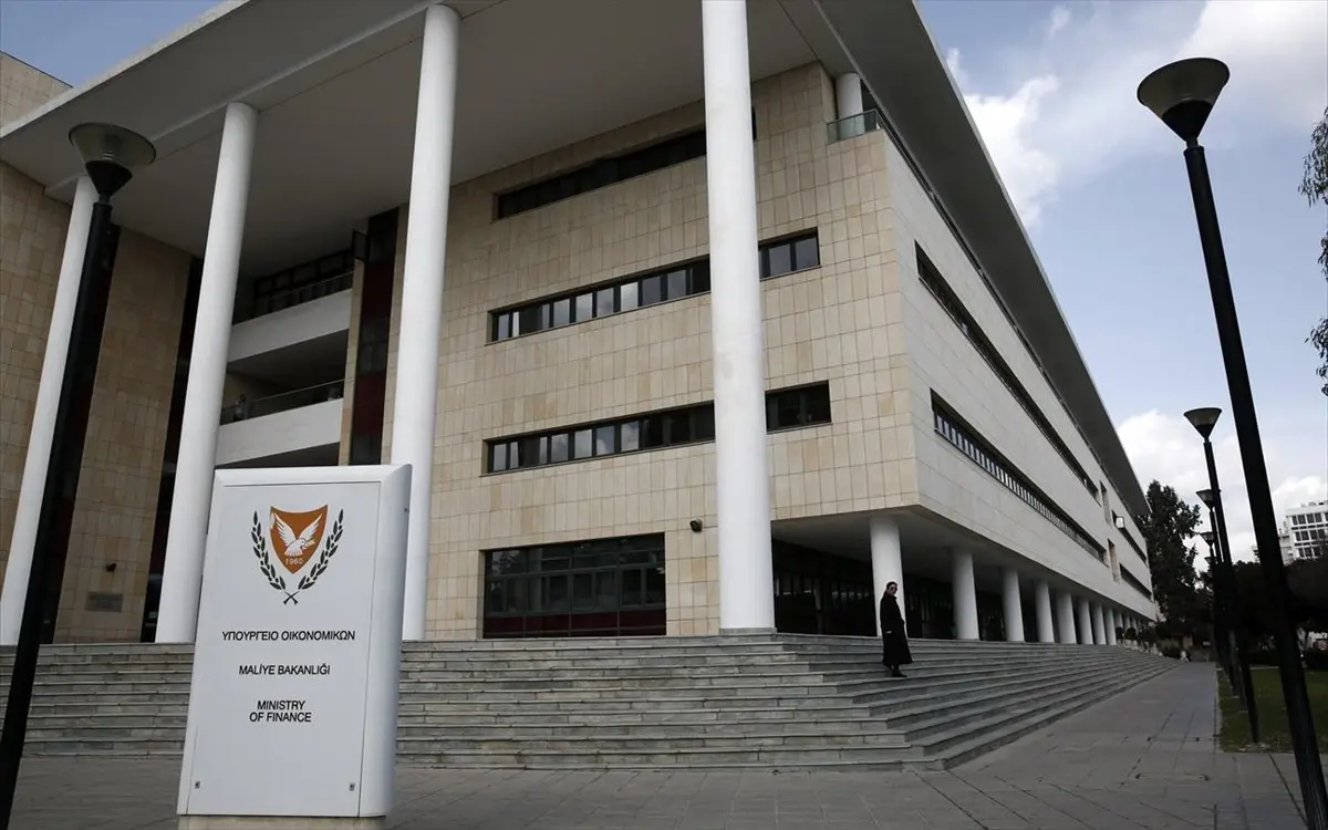 ΥΠΟΙΚ: Αναμένεται συρρίκνωση μέχρι 9,7% και αύξηση της ανεργίας