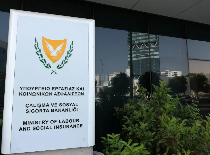 Τμήμα Εργασίας: Αξιολογεί εισηγήσεις για άδειες εργασίας αλλοδαπών, επικαιροποιεί εντός Ιανουαρίου