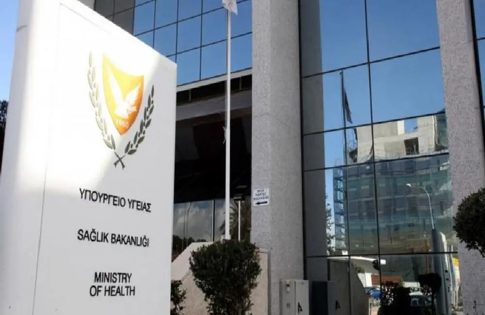 Αναθεωρεί τις οδηγίες προς ταξιδιώτες το Υπουργείο Υγείας