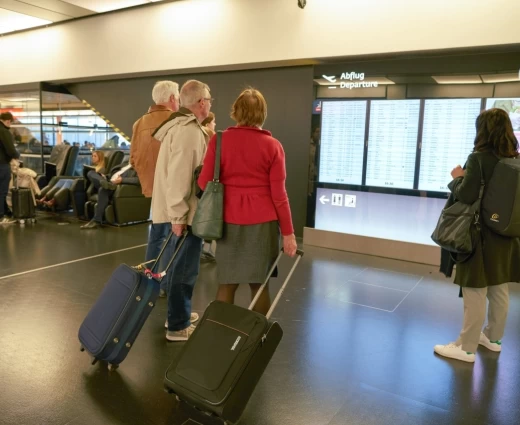 Guardian: Πολύωρες καθυστερήσεις στα αεροδρόμια με το νέο σύστημα εισόδου/εξόδου της ΕΕ