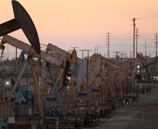 Κατακόρυφη πτώση στις τιμές πετρελαίου και άνοδος στα futures της Wall Street μετά την ανακοίνωση για άνοιγμα των Στενών του Ορμούζ