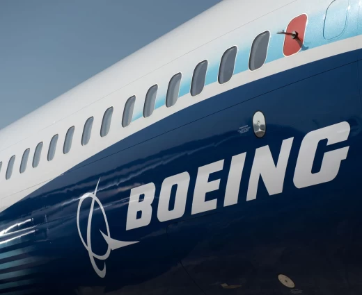 Boeing: Φρενάρουν οι απώλειες στις ταμειακές ροές με ώθηση από τις ισχυρότερες παραδόσεις αεροσκαφών