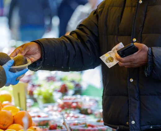 Βρετανία: Αεροπορικά εισιτήρια, καύσιμα και τρόφιμα ανέβασαν στο 3,3% τον πληθωρισμό τον Μάρτιο